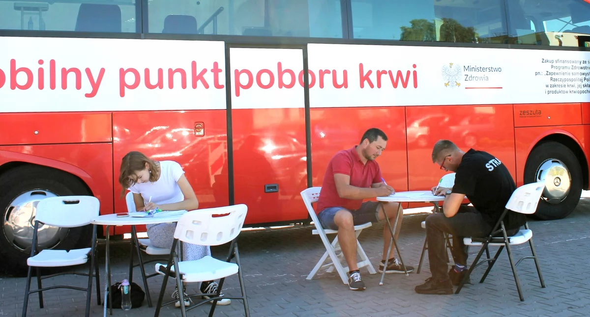 Zdjęcie mobilnego punktu poboru krwi w Smykowie