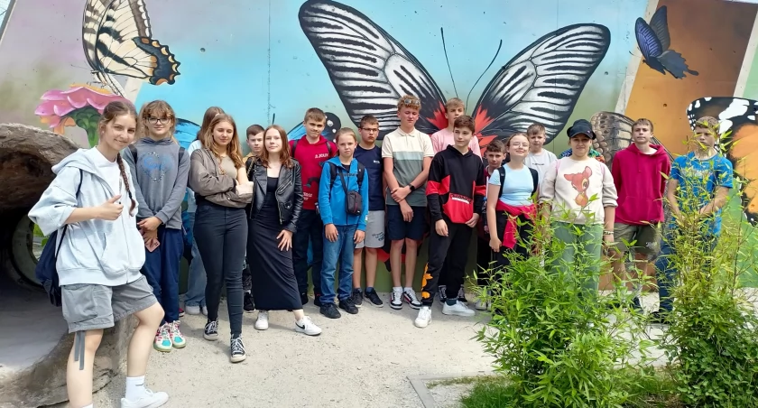 Zdjęcie uczniów szkoły w Pilczycy na wycieczce w Łodzi 