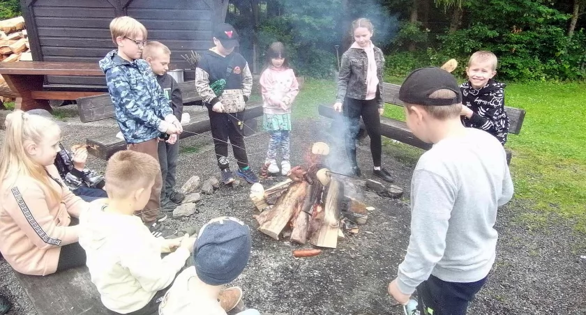 Zdjęcie uczniów ze szkoły w Niekłaniu Wielkim przy ognisku