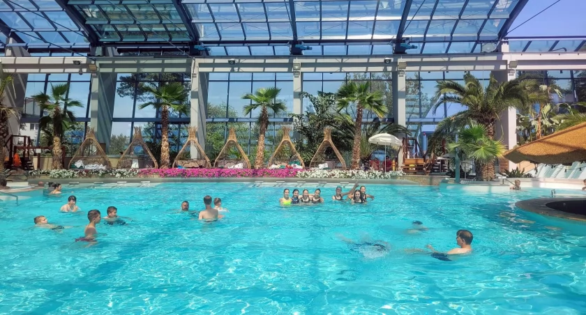Zdjęcie uczniów szkoły w Królewcu na Basenach Tropikalnych Hotelu Binkowski Resort