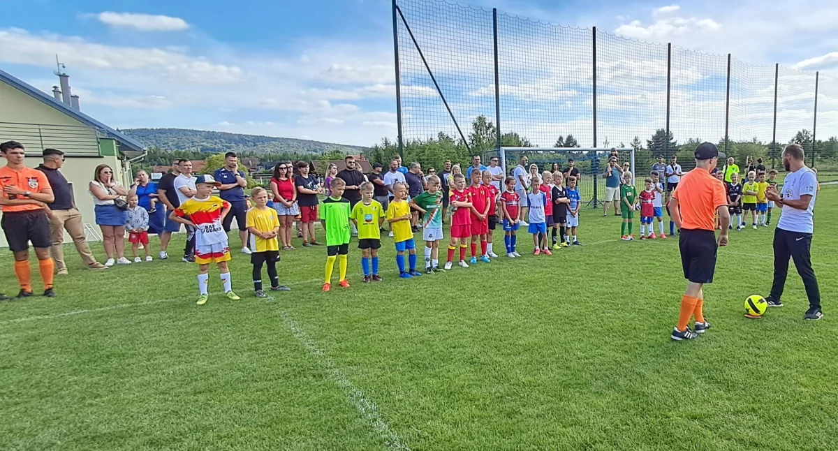 Zdjęcie uczestników Turniej Gry 1x1 w Ćmińsku z organizatorami i sędziami