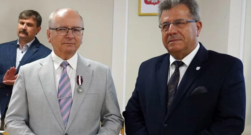 Zdjęcie odznaczonego burmistrza Krzysztofa Obratańskiego i wojewody Józefa Bryka