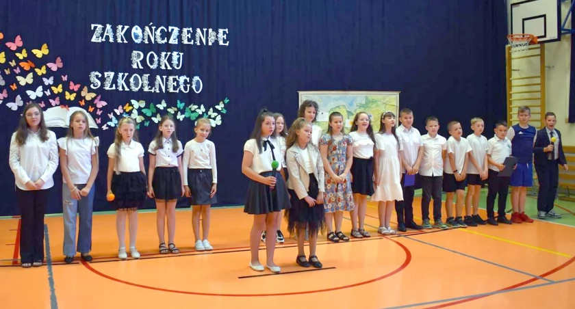 Zdjęcie z zakończenia roku szkolnego 2023/2024 w SP Gowarczów