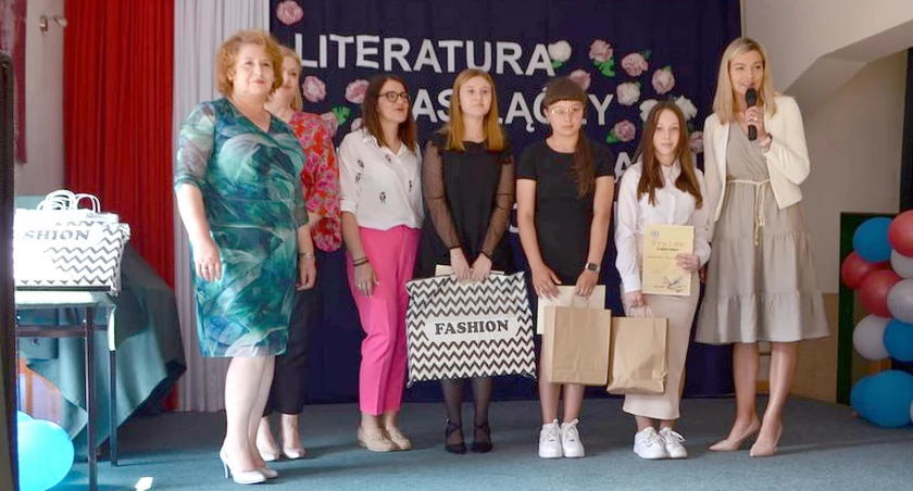 Zdjęcie laureatów konkursów rozstrzygniętych w I LO w Końskich