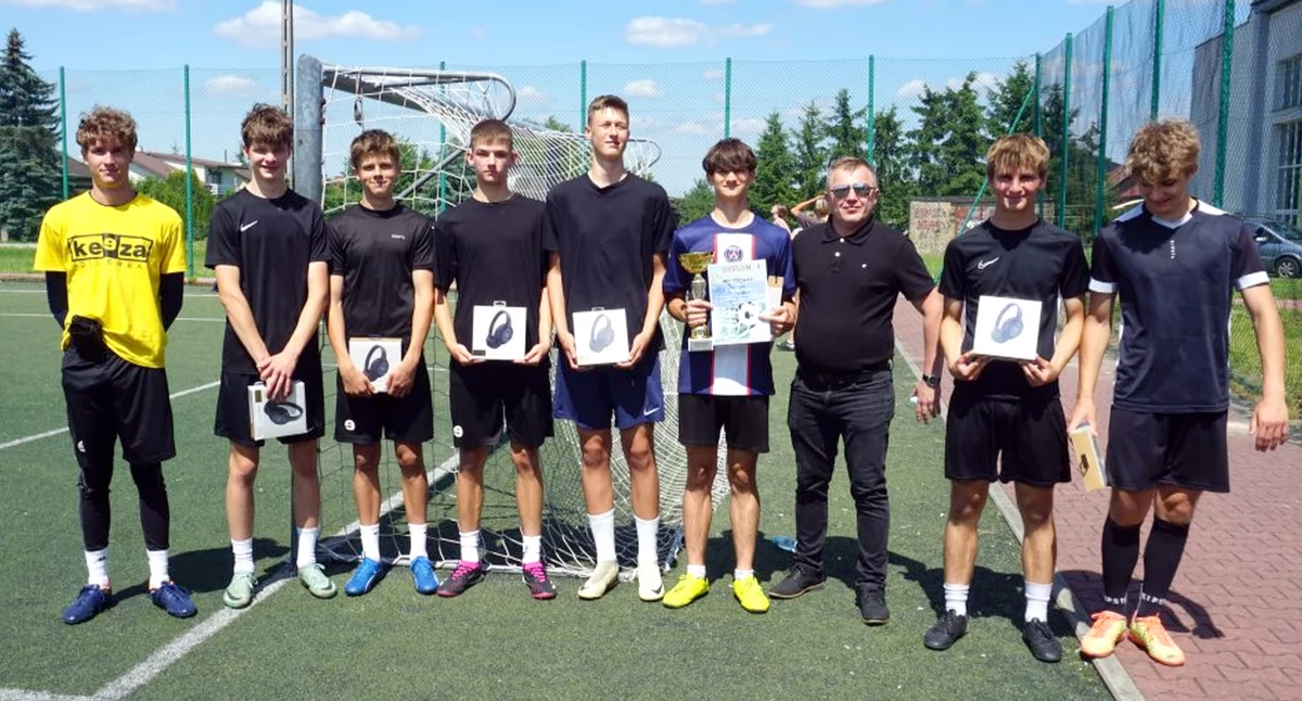 Piłka nożna, Sportowy początek wakacji Turniej Piłki Nożnej Puchar Burmistrza Radoszyc rozstrzygnięty - zdjęcie, fotografia