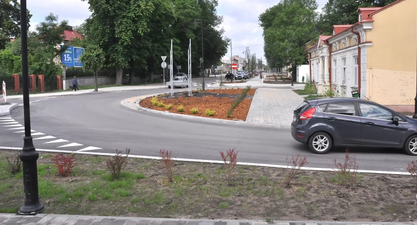 Zdjęcie wjazdu na rondo od ulicy Księdza Granata