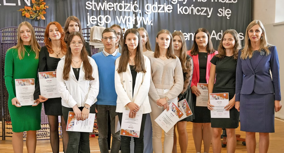 Zdjęcie grupy wolontariuszy z dyrektor II LO Beatą Salatą
