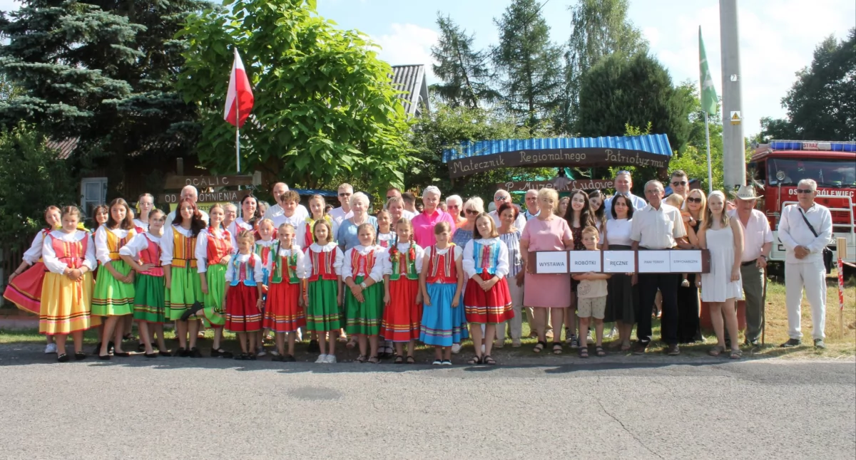 Pamiątkowe zdjęcie z otwarcia wystawy w Adamowie