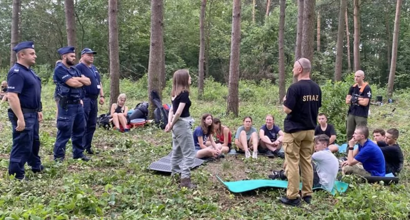 Zdjęcie z wizyty poicjantów i strażaków u harcerzy z okręgu lubelskiego