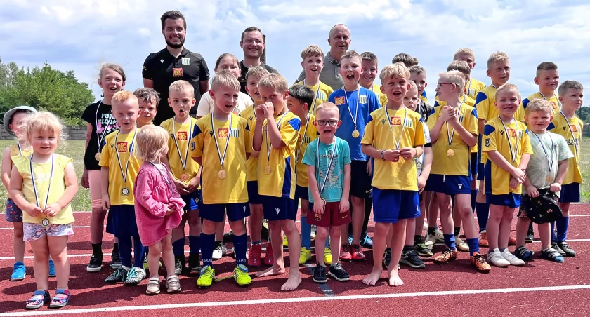 Pamiątkowe zdjęcie sportowców, którzy uczestniczyli w festynie