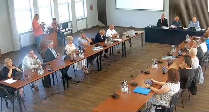 Zdjęcie radnych powiatowych na piątkowej sesji