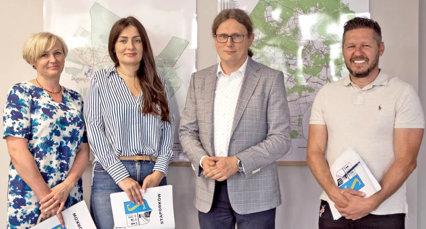 Zdjęcie właścicieli firm przewozowych i burmistrz po podpisaniu umów