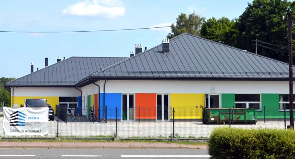 Zdjęcie nowego przedszkola w Rudzie Malenieckiej - widok od głównej drogi