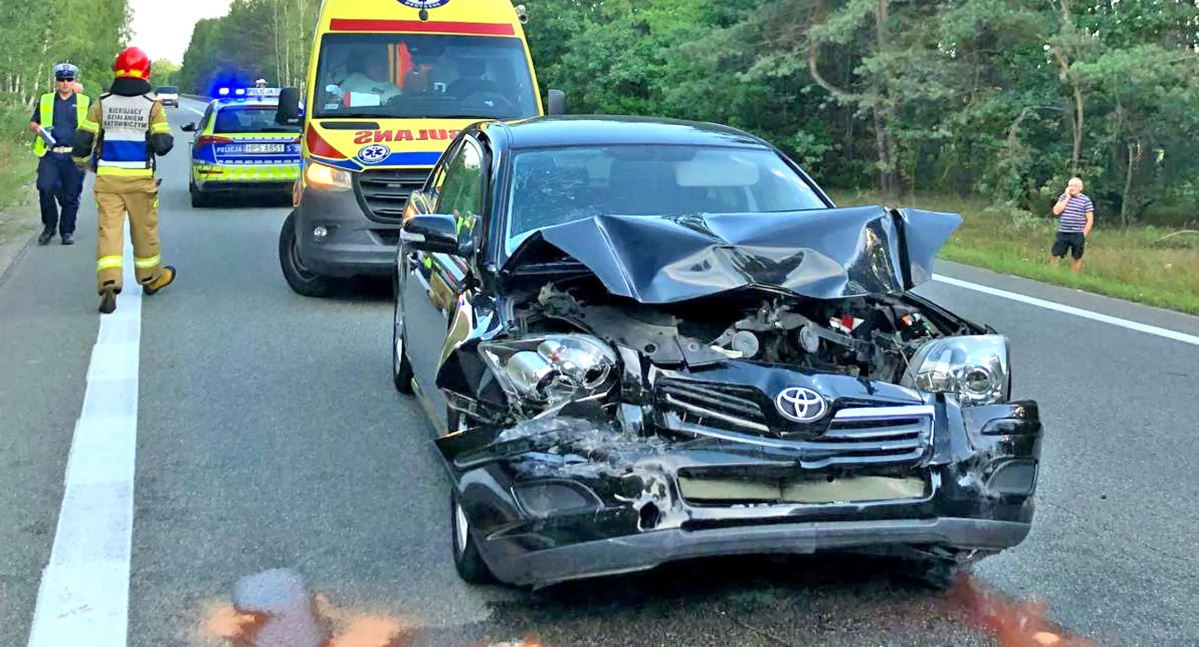 Zdjęcie toyoty po uderzeniu w tył citroena