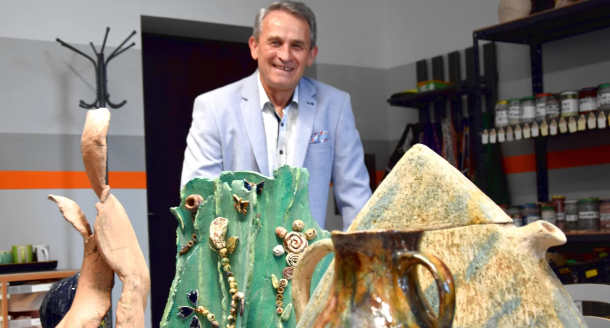 Zdjęcie Pawła Stasińskiego, który czuwa nad pracownią ceramiczną