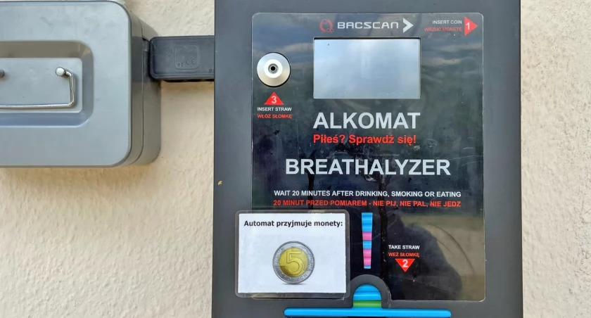 Zdjęcie alkomatu, który czeka na klientów