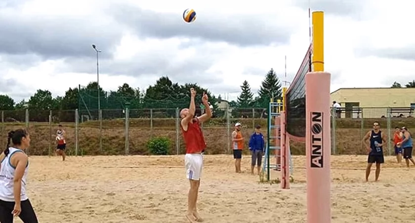Zdjęcie z niedzielnego turnieju siatkówki plażowej w Końskich