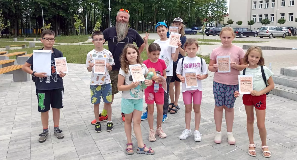Zdjęcie uczestników zabawy terenowa w KCK Końskie z instruktorem Aleksandrem Kopańskim