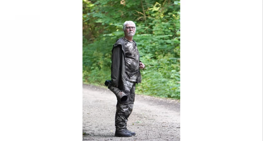 Jacek Major w lesie, gdzie wśród ssaków i ptaków czuje się jak w domu...