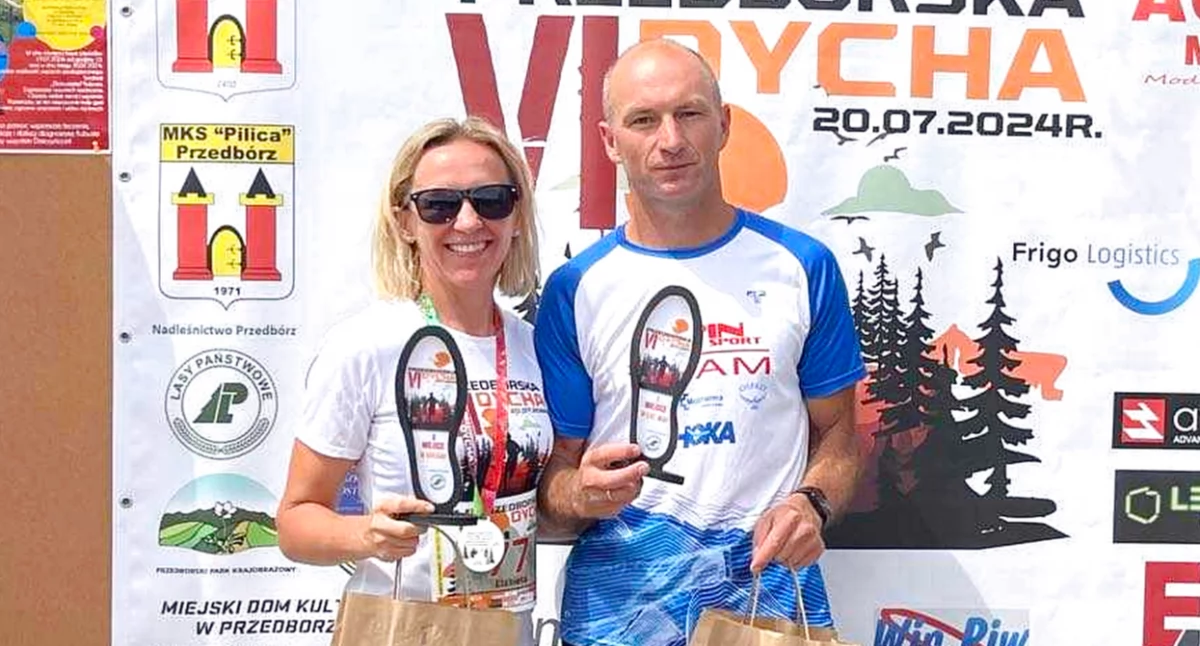Zdjęcie Elżbiety Szymczyk i Piotra Konia z trofeami wywalczonymi w Przedborzu 