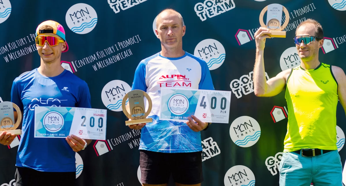 Zdjęcie Piotra Konia (w środku) na najwyższym stopniu podium biegu na 11 km w Michałowicach