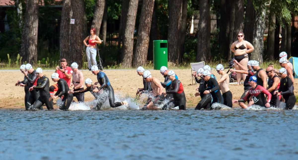 Zdjęcie ze startu zawodów iSandS Cross Triathlon w Sielpi