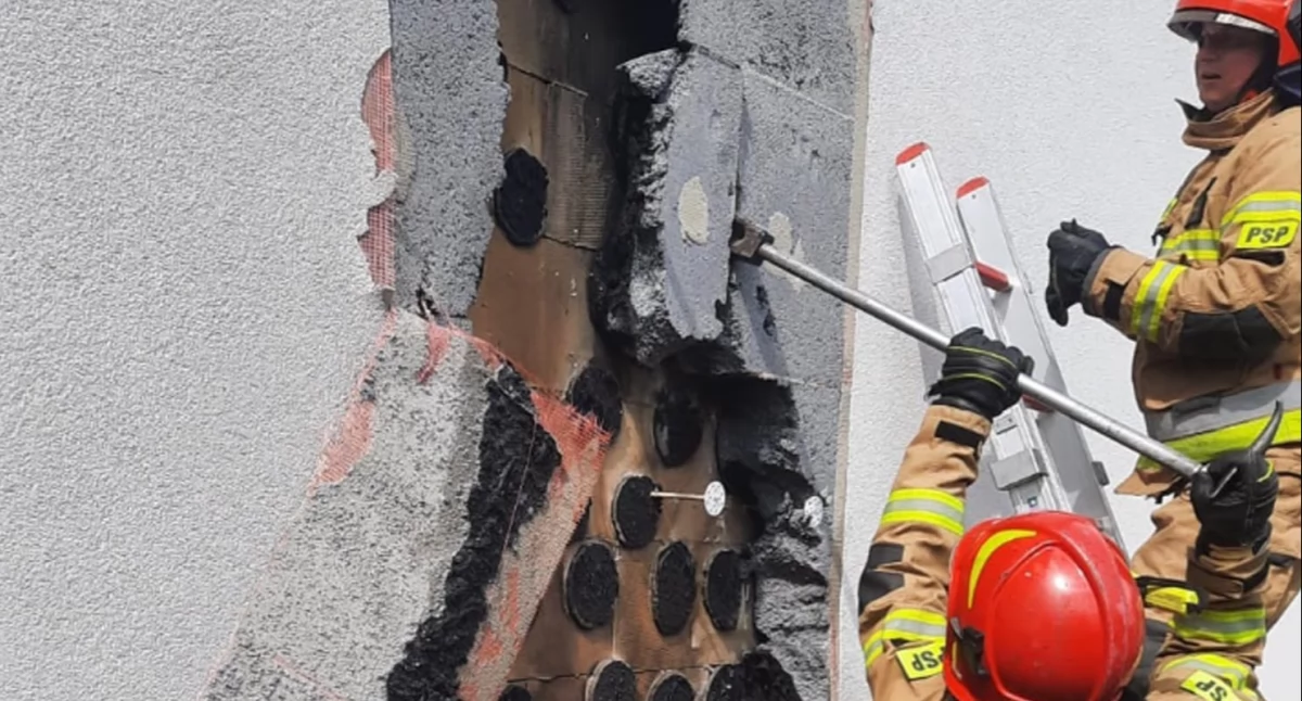Pożary , KOŃSKIE Zapalił ścianie kabel zasilający wielorodzinny Strażacy pożar ugasili - zdjęcie, fotografia