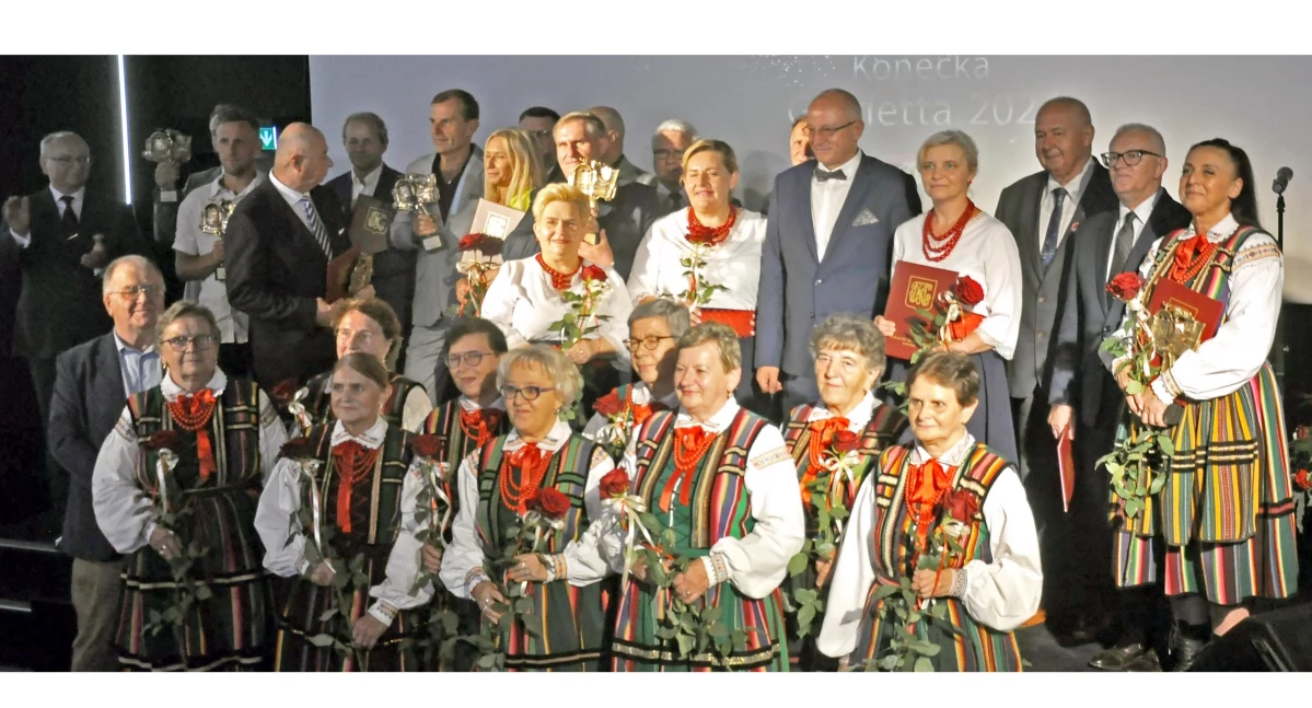 Zdjęcie wszystkich nagrodzonych Konecimi Gloriettami. Na pierwszym planie Zespół Korniczanka