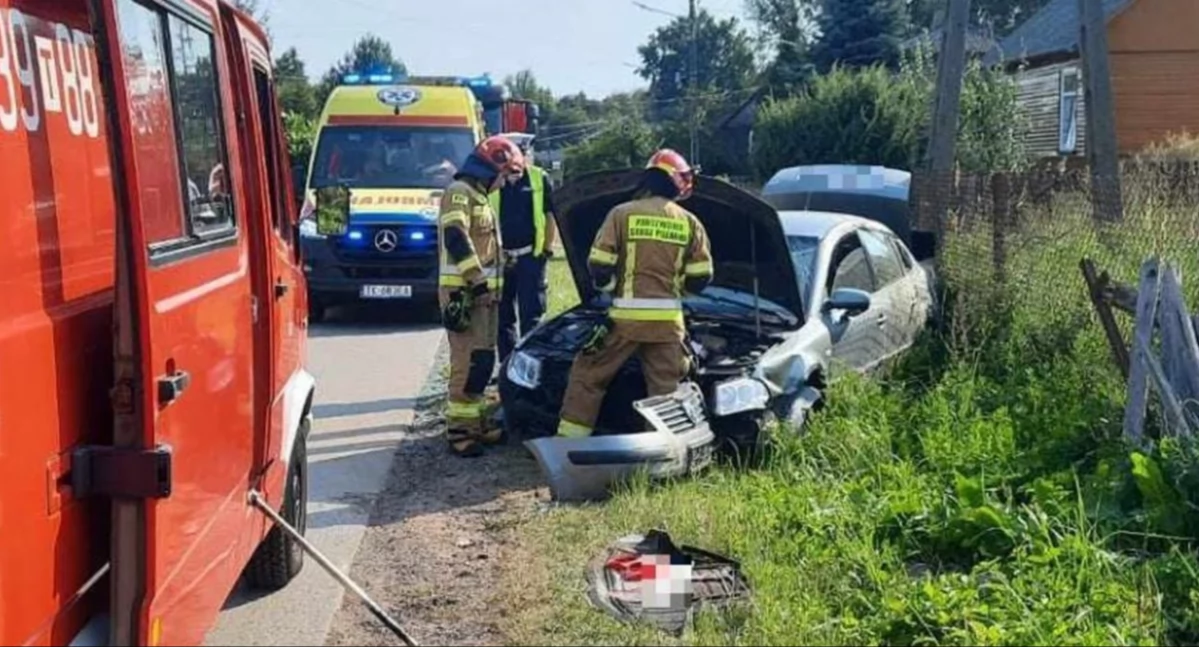 Zdjęcie strażaków, którzy zajmowali się wrakiem oraz medyków i policjantów, którzy zajmowali się kierowcą 