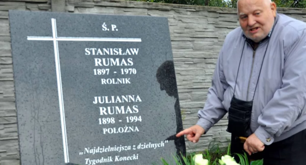 Zdjęcie: Adam Feliks Wojciechowski przy grobie Ciotki, na cmentarzu w Czarnej