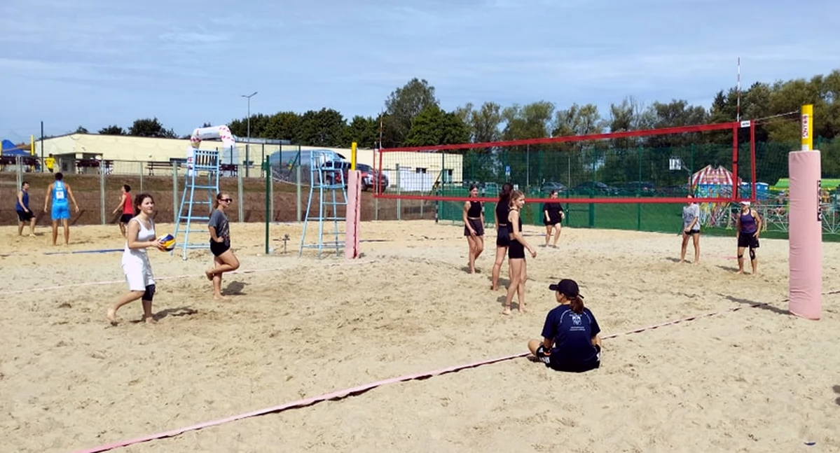Zdjęcie z niedzielnego turnieju siatkówki plażowej Stowarzyszenia Sportowego Fair Play