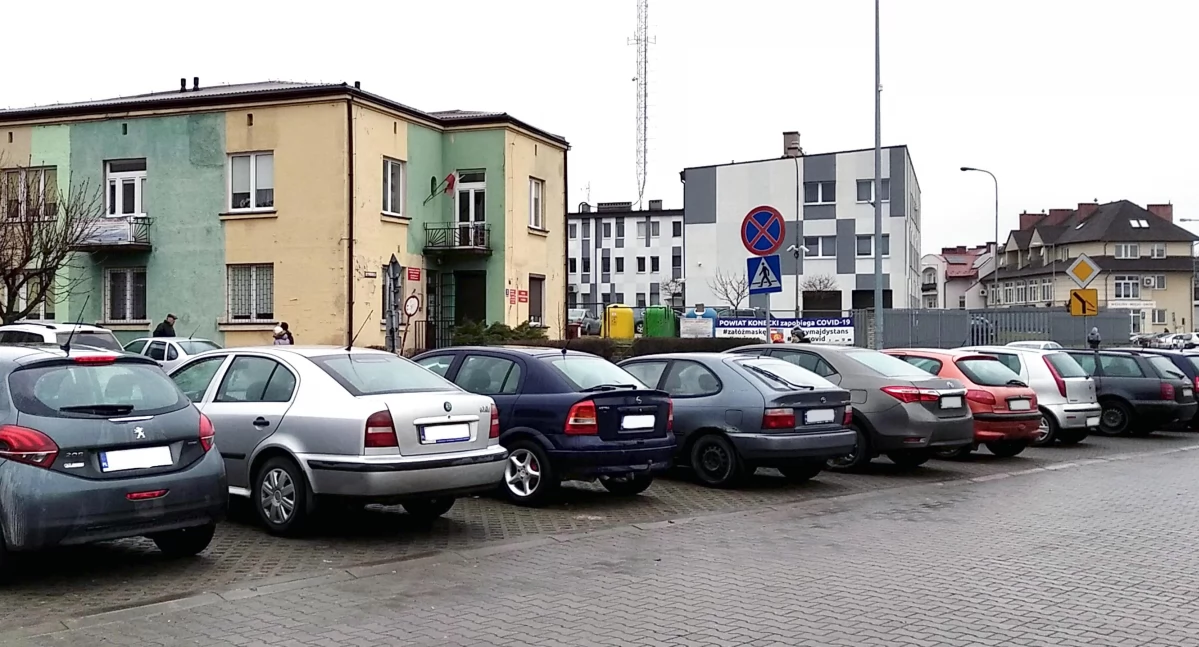 Zdjęcie ulicy Spółdzielczej w Końskich z ważnymi instytucjami