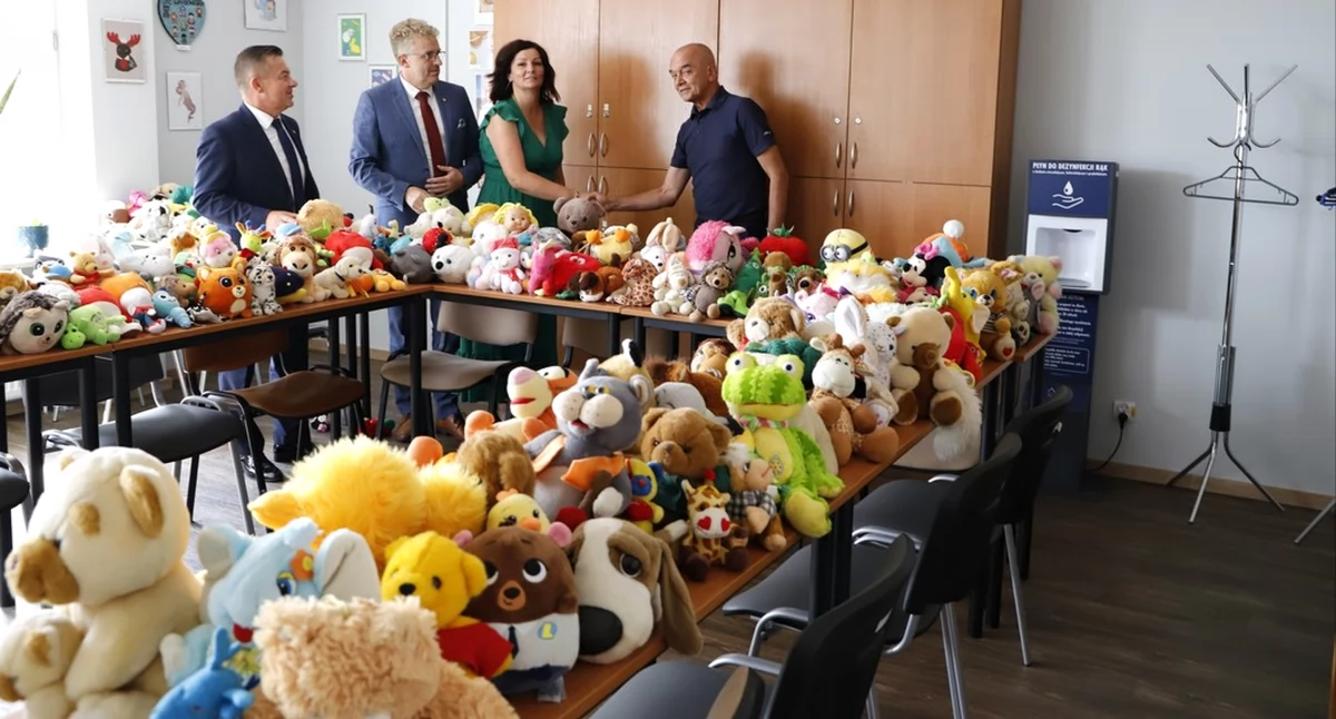 Zdjęcie członków Zarządu Powiatu Koneckiego z maskotkami dla podopiecznych Poradni Psychologiczno-Pedagogicznej w Końskich