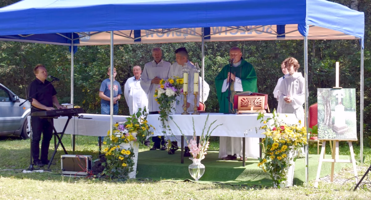 Zdjęcie z mszy polowej za wysiedlonych z gminy Gowarczów