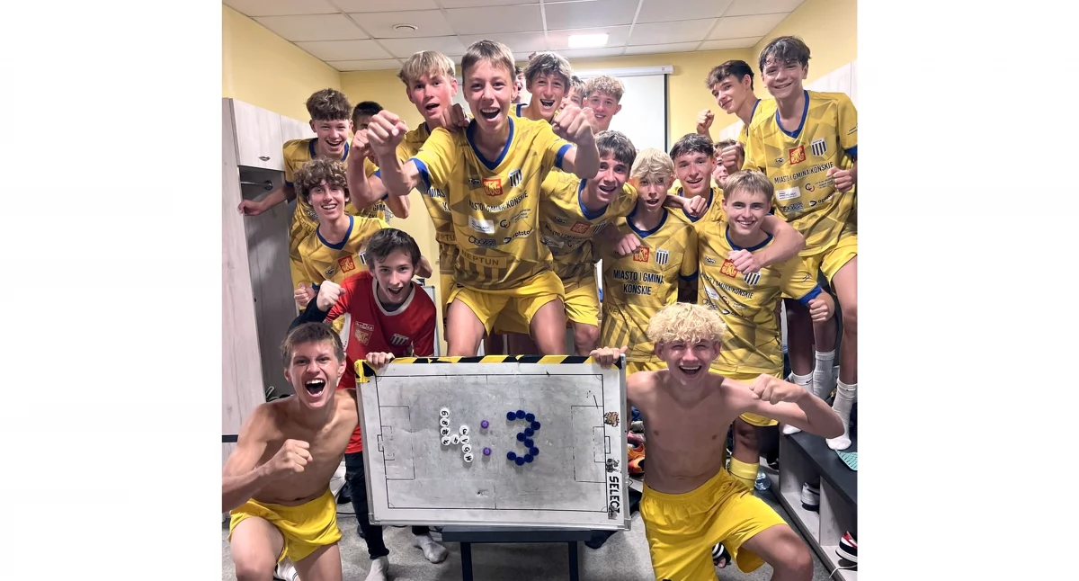 Zdjęcie drużyny juniorów młodszych Neptuna Końskie, którzy cieszą się po zwycięstwie nad Starem Starachowice
