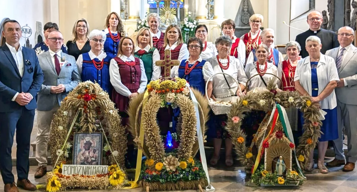 Zdjęcie: Wieńce z twórcami i księdzem Jackiem Wieczorkiem