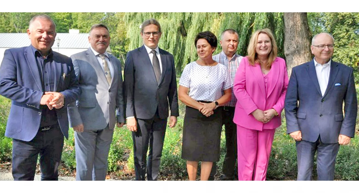 Zdjęcie brmistrzów i wójtów koneckich gmin, którzy debatowali o fotowoltaice