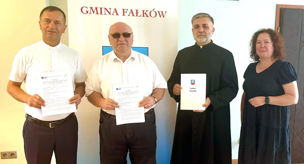 Zdjęcie z podpisania umów na renowację dwóch kościołów w gminie Fałków