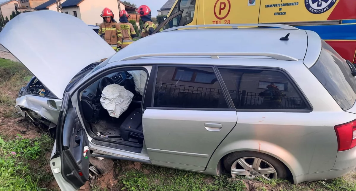 Zdjecie pojazdu, który wjechał do rowu i uderzył w przepust