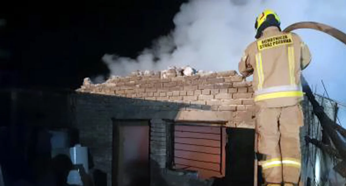 Zdjęcie strażaka, który gasi pożar w Wólce Plebańskiej