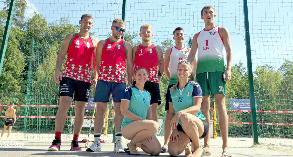 Zdjęcie drużyny siatkarskich GLKS Fałków w finale XXVII Ogólnopolskich Igrzysk LZS w Spale