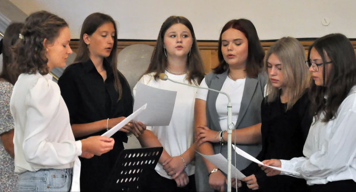 Zdjęcie młodzieżowej scholii śpiewajacej podczas mszy świętej