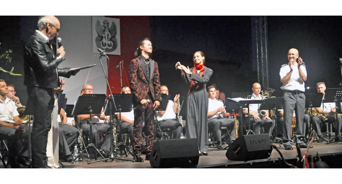 Zdjęcie orkiestry, dyrygenta, wokalistów i konferansjera