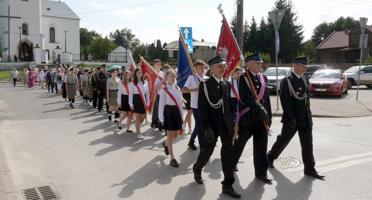 Zdjęcie z przemarszu uczestników uroczystości z kościoła do parku w Radoszycach