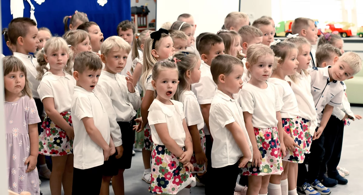 Zdjęcie najważniejszych obywateli gminy Ruda Maleniecka. Przedszkolaki w nowej siedzibie