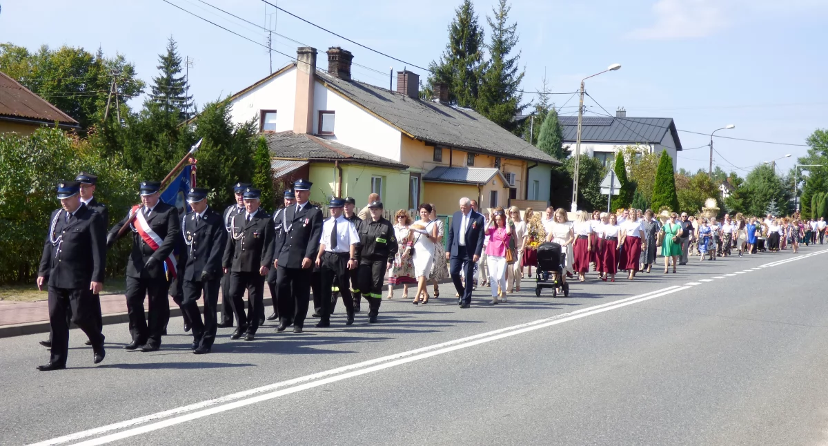 Zdjęcie tradycyjnego korowodu dożynkowego, na czele z pocztem sztandarowym z OSP Ruda Maleniecka