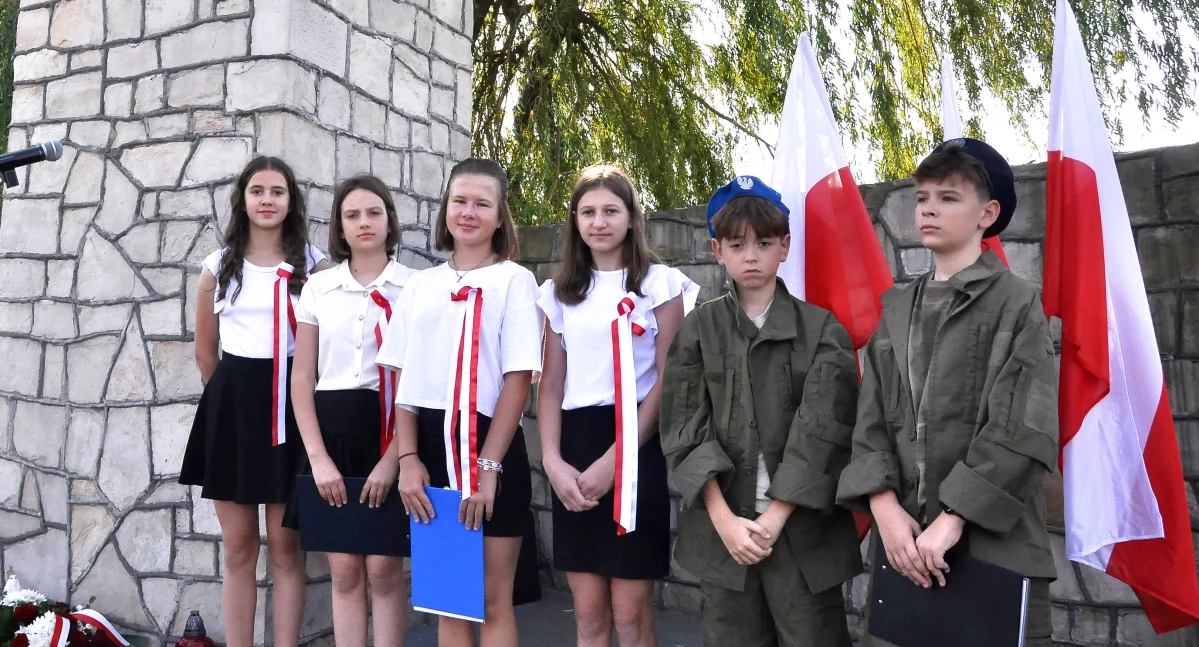 Zdjęcie uczniów z Kazanowa, którzy zaprezentowali program artystyczny