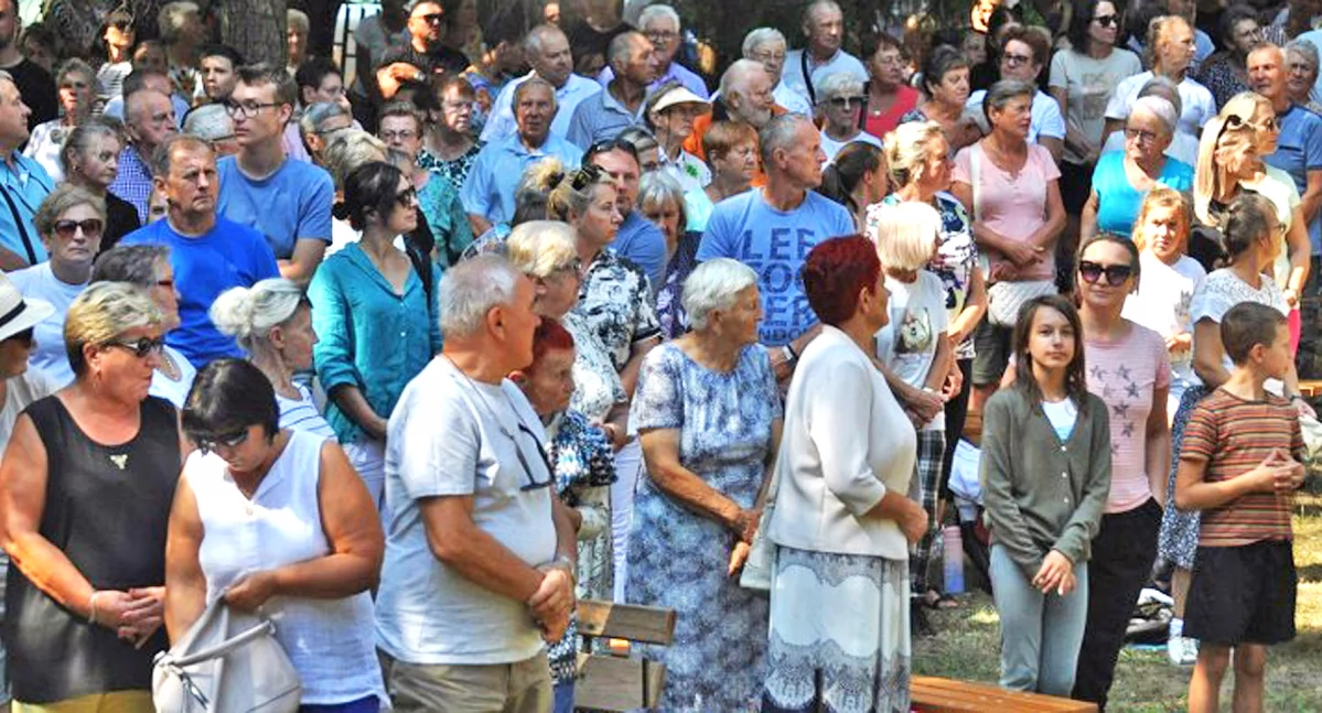 Zdjęcie pątników na placu sanktuarium w Czarnej