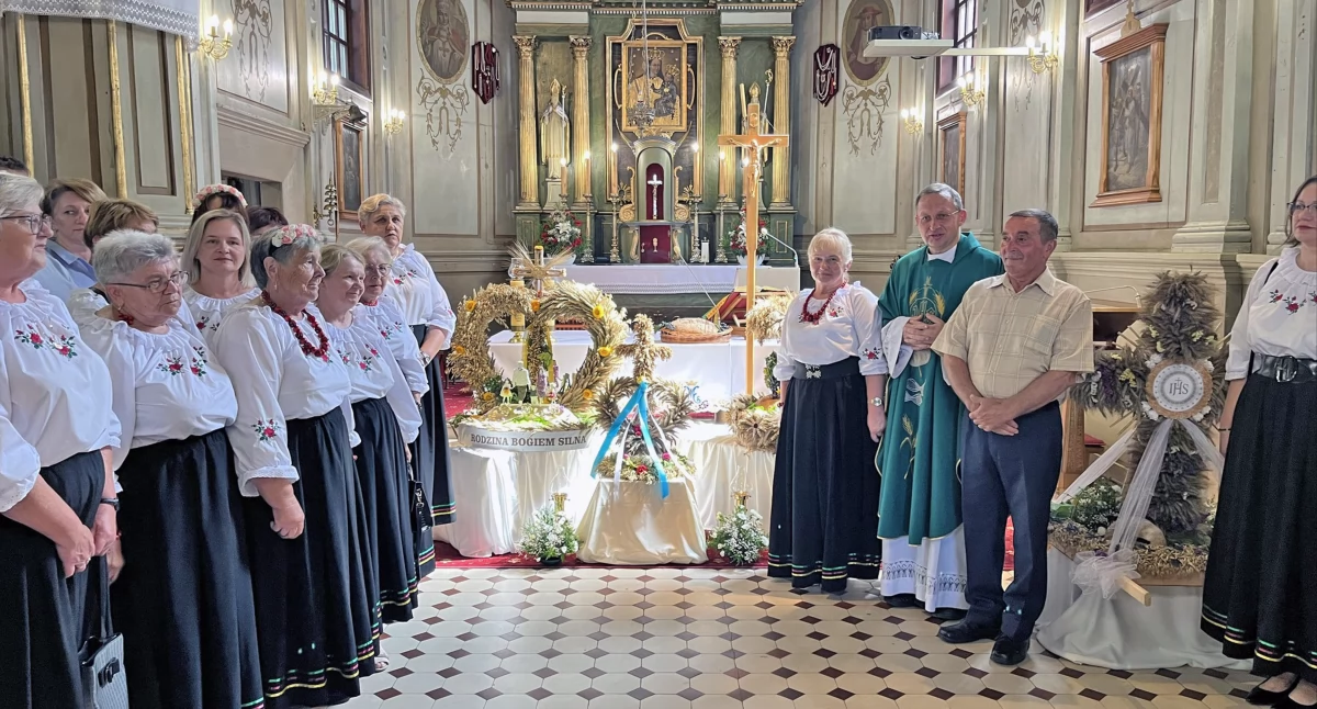 Zdjęcie uczestników dożynek z księdzem proboszczem Markiem Relidzyńskim