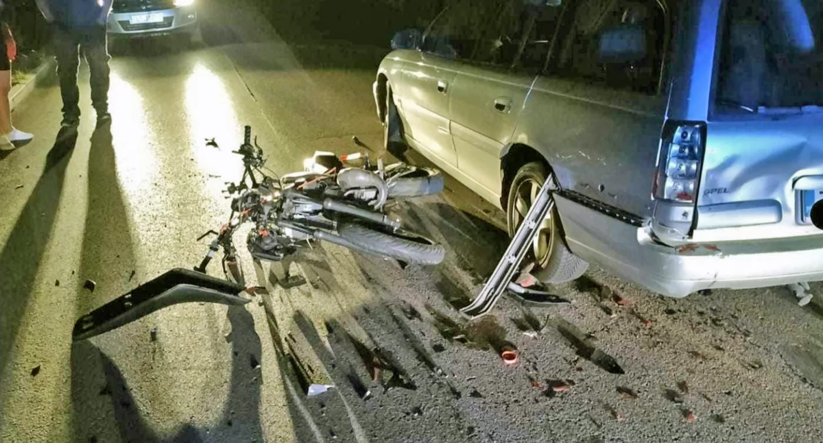 Zdjęcie: Auto niewiele ucierpiało, ale motorek zdezelowany